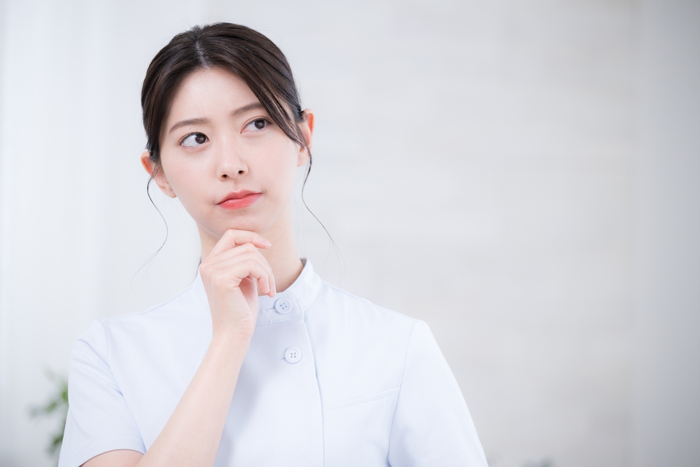 考え事をする女性