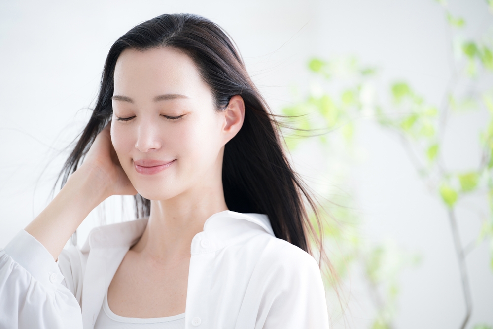 黒髪をなびかせる女性